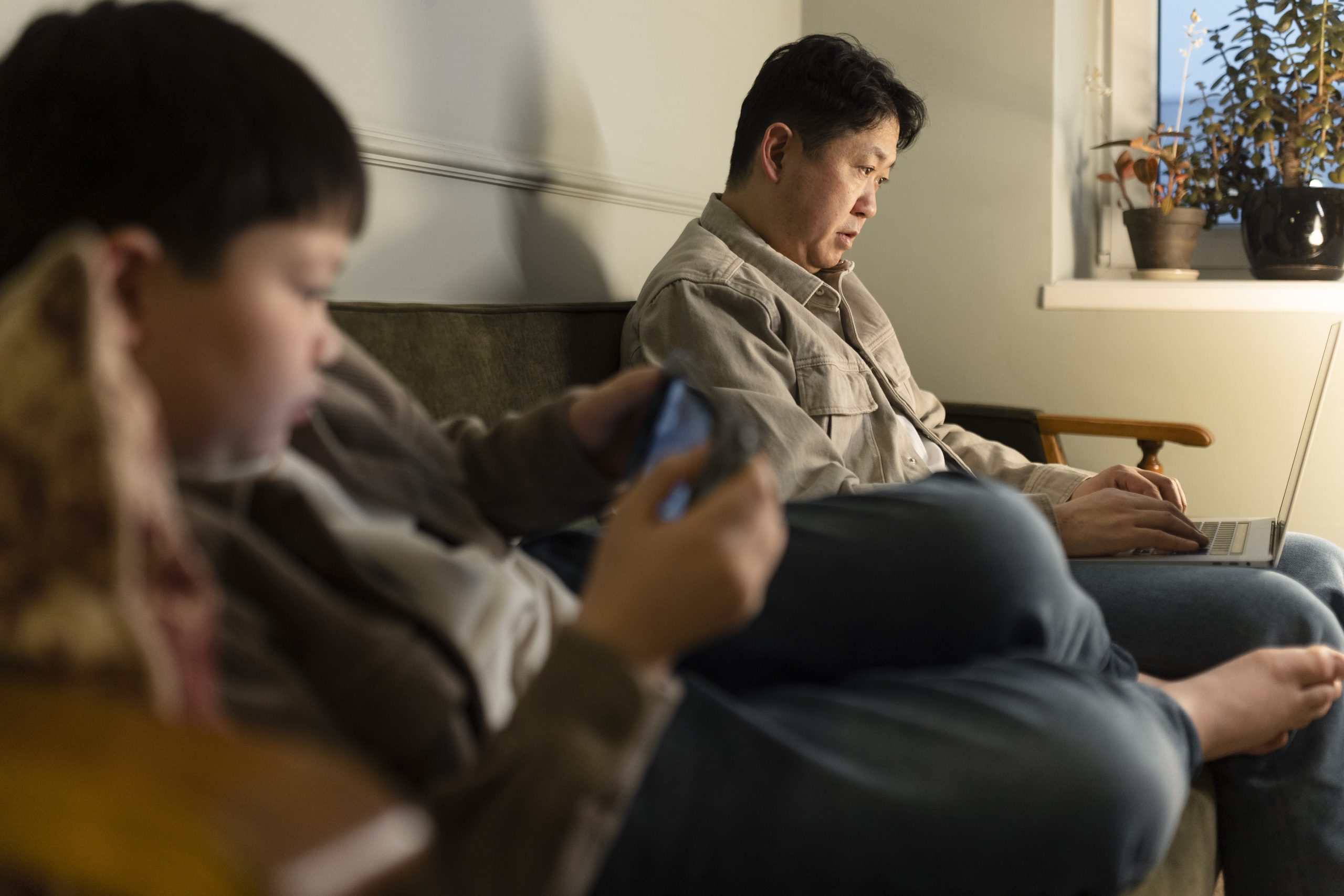 假期孩子天天只抱着手机？ -5个方法，让数码时间不再成为亲子大战