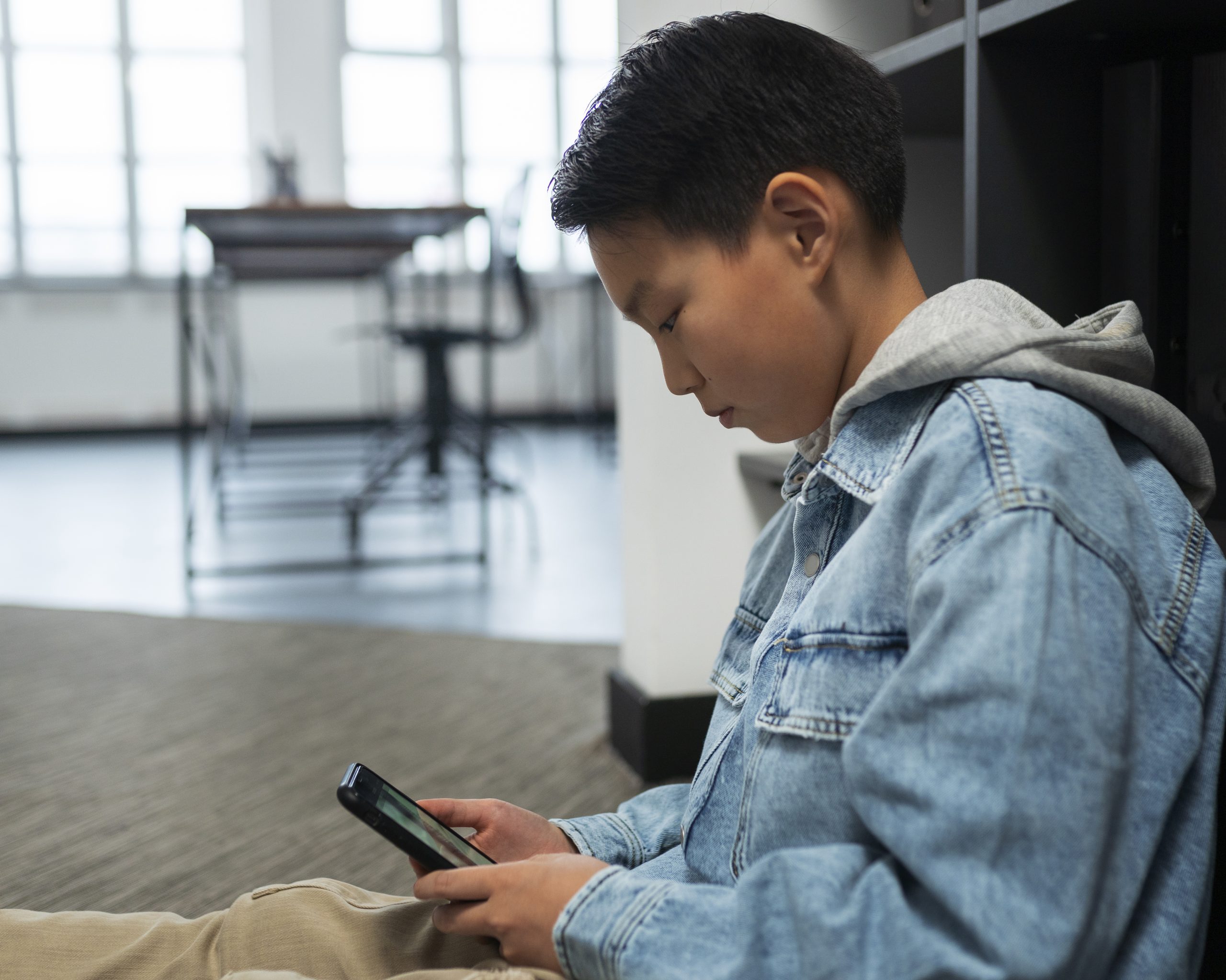 孩子不是“手机上瘾”，父母真正要学会的是这件事